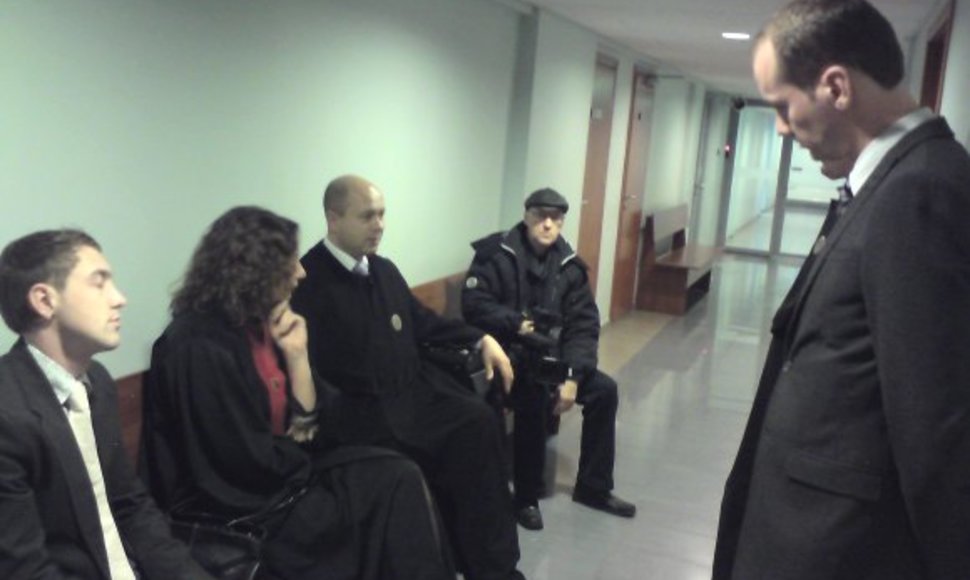 M.Gurskis (kairėje) ir R.Žilinskas (dešinėje) laukė teismo posėdžio.