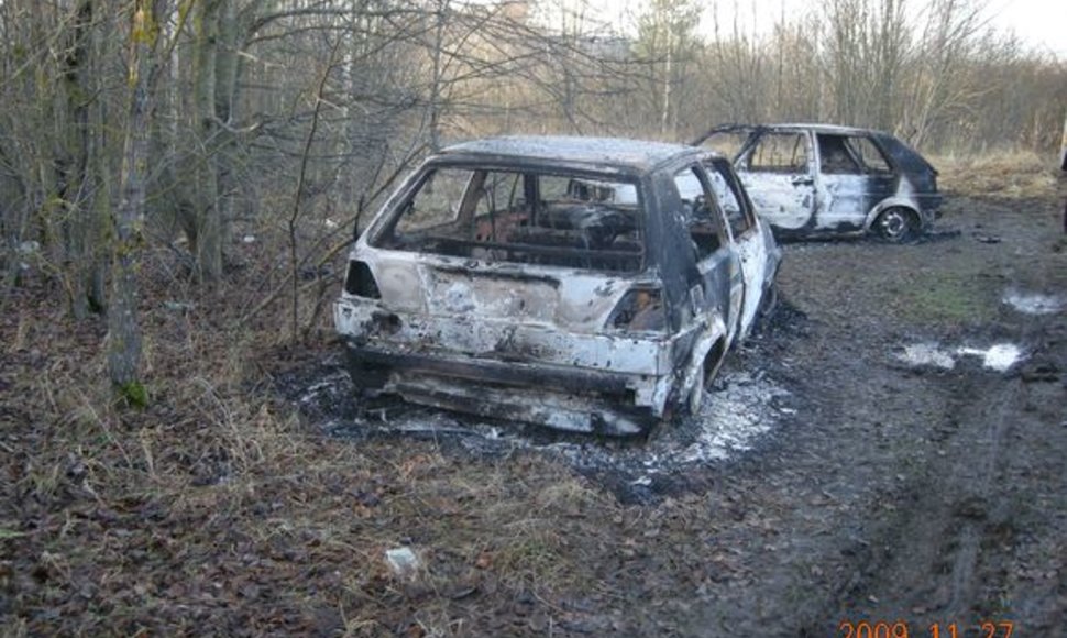 Pamiškėje sudeginti „VW Golf“ automobiliai.