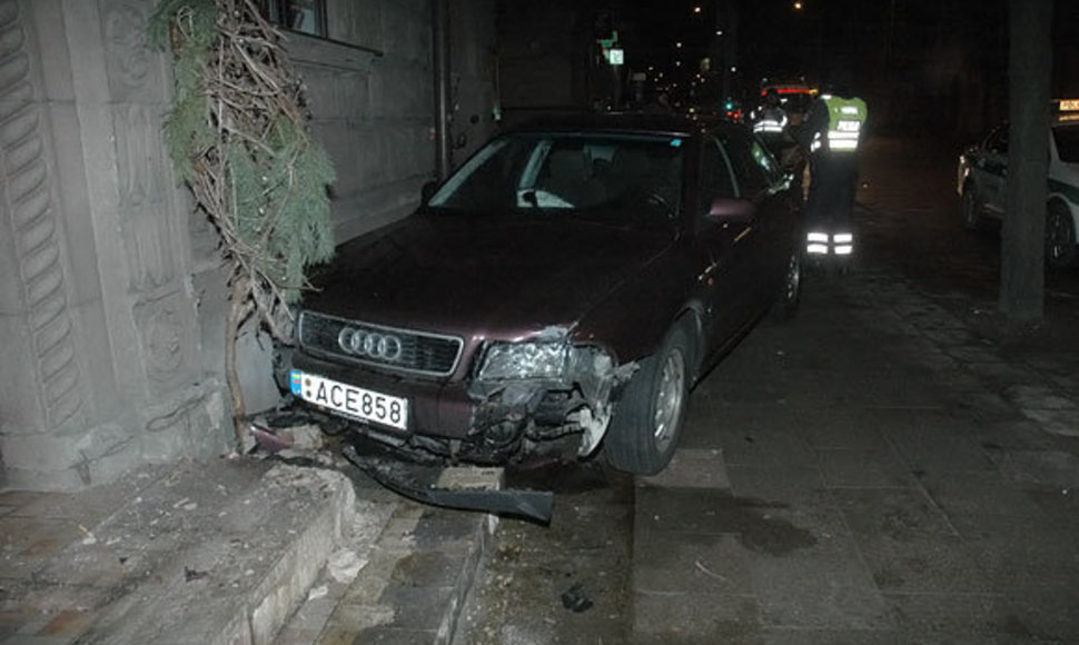 Pernai į avariją Vilniuje buvo patekęs britų diplomatas, po susidūrimo su vilnietės mašina jo „Audi“ taip pat nuvertė stulpą.