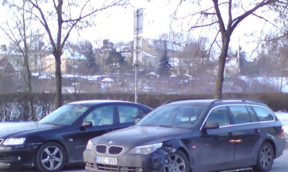 Per avariją nelemtoje sankryžoje vilnietis suniokojo savąjį 2005 m. laidos BMW.
