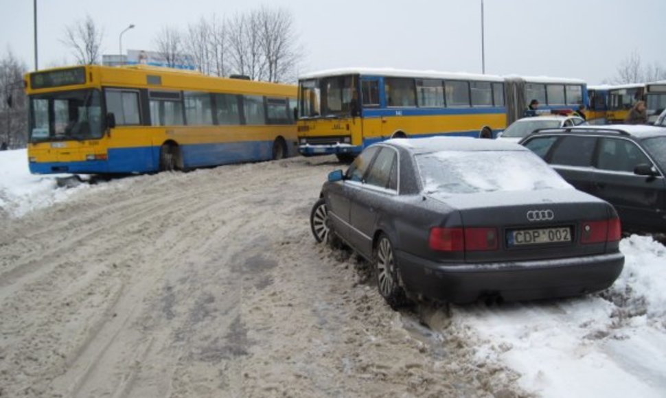 Nutempti pažeidėjų automobiliai