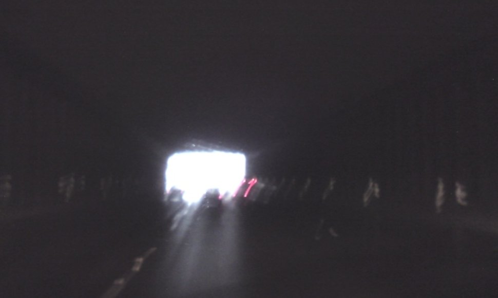 Tunelyje tamsu, nors į akį durk. Vairuotojams orientuotis tenka tik pagal šviesą jo gale.