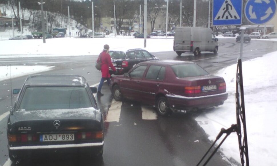 Kaip automobilis atsidūrė tokioje padėtyje ir kur dingo jo vairuotojas?