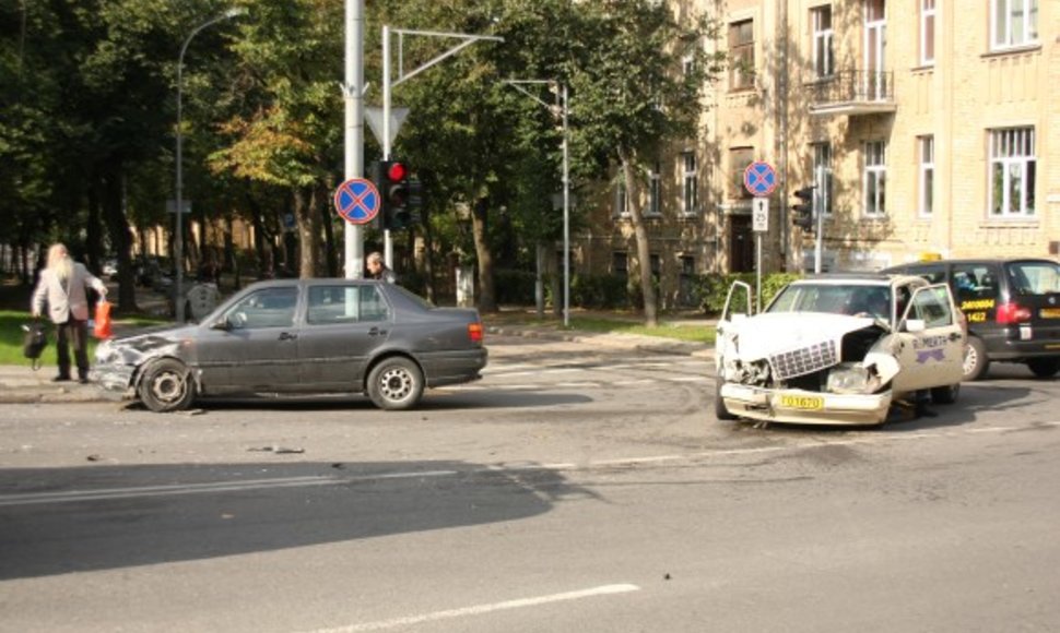 Asociatyvinė iliustracija: šioje sostinės V.Kudirkos ir M.K.Čiurlionio gatvių sankryžoje yra įvykusi ne viena avarija, į kurią pakliuvo taksi.
