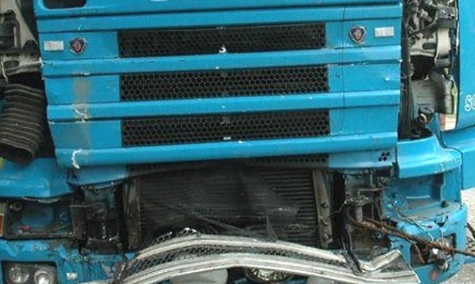 Susidūrimas su galingu „Scania“ vilkiku kito, lengvesnio sunkvežimio vairuotojui buvo lemtingas.