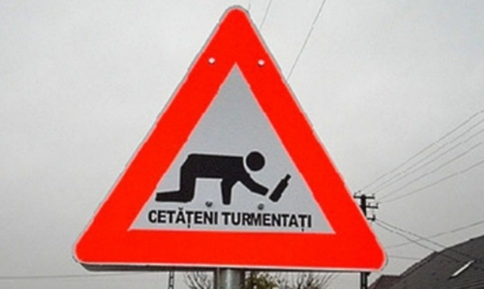 Rumunijoje neprigiję kelio ženklai „Atsargiai! Girtuokliai“.