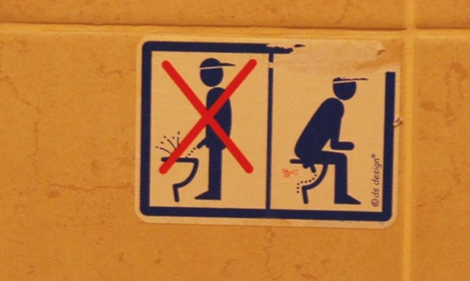 Šis instruktažas, regis, patinka ne visiems teismo tualeto lankytojams: lipduką jau bandyta nulupti