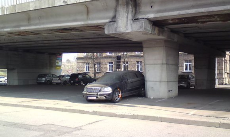 Sostinės centre po tiltu pamesta mašina