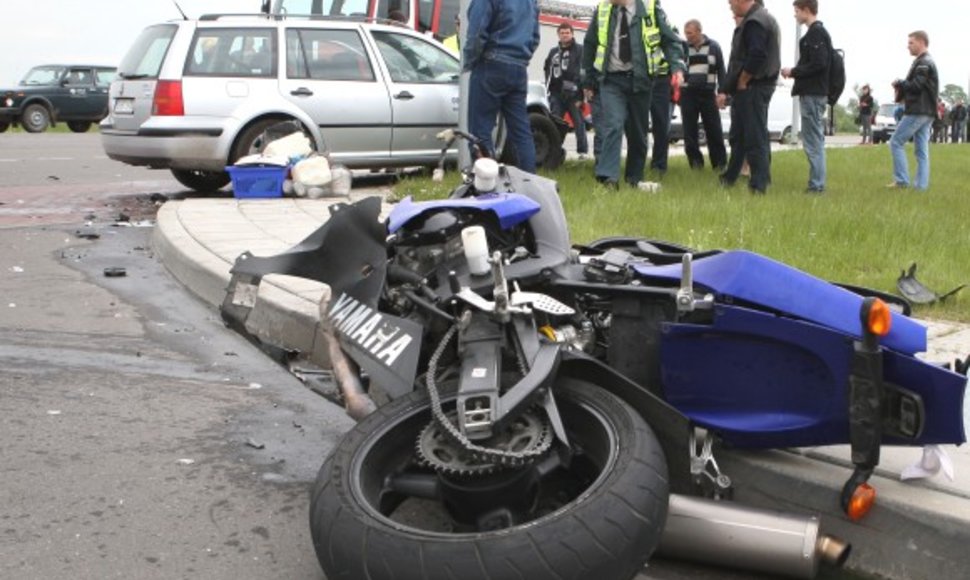 Po motociklo smūgio lengvasis automobilis net apsisuko, o motociklininkai nuskriejo į pievą.