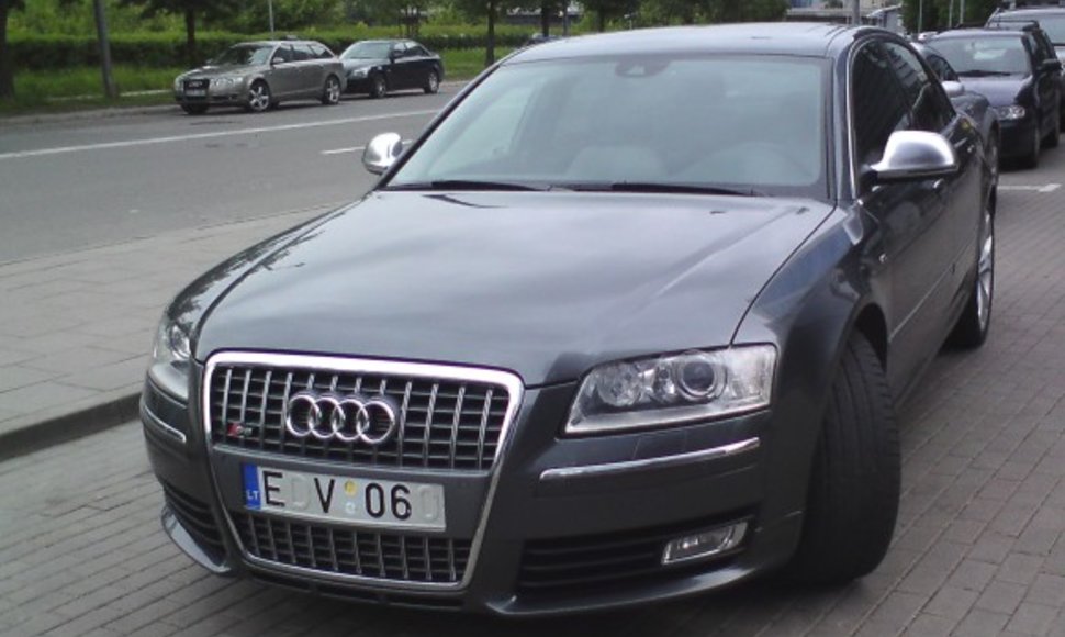 „Audi S8“ su keistai užmaskuotu valstybiniu numeriu.