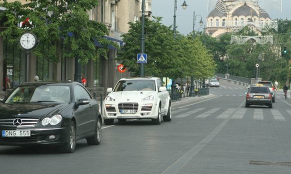 „Porsche Cayenne Magnum“ vairuotojos pažeidimas.