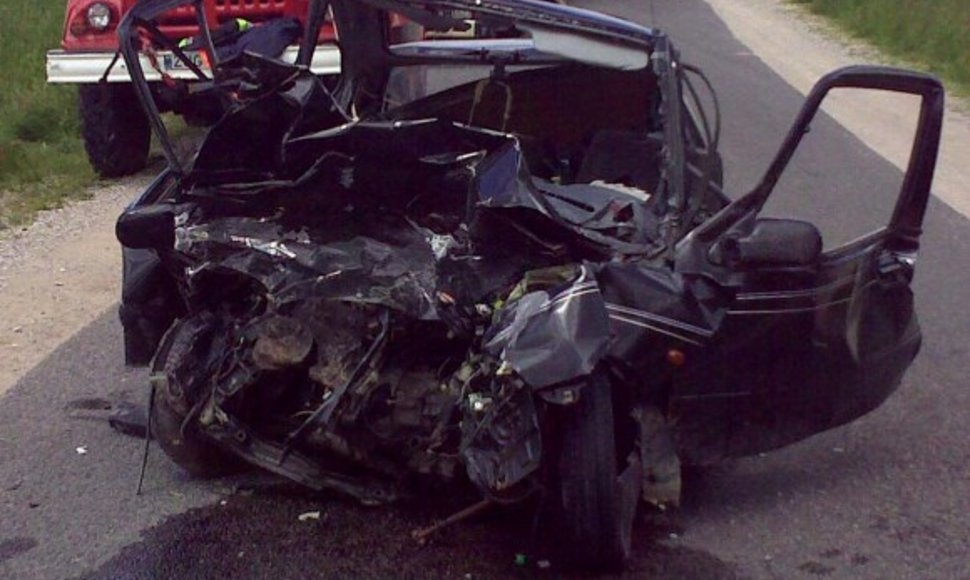 Sumaitotas „Suzuki Swift“, kurio vairuotojas žuvo. 