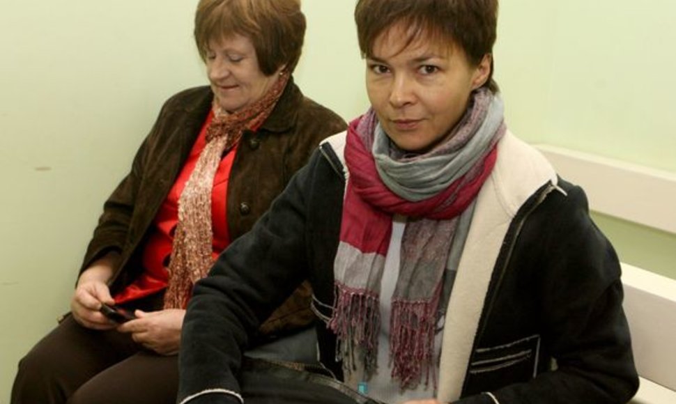 V.Doroševičiaus byla: su nukentėjusiąja A.Kudabiene posėdį stebėjo ir patiklioji ponia (kairėje) iš Širvintų.