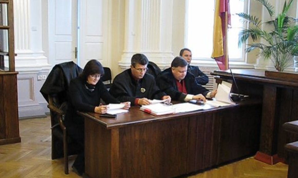 Našlė Z.Žukovska (kairėje) ir kiti proceso dalyviai advokato nužudymo byloje.