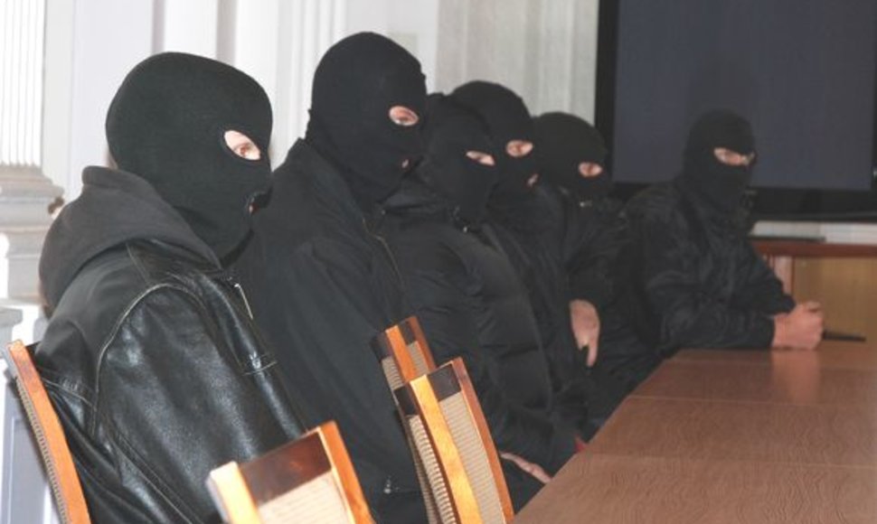 Keturi kaukėti pareigūnai saugojo abu brolius Bušinskus, kuriems taip pat leista dėvėti kaukes.