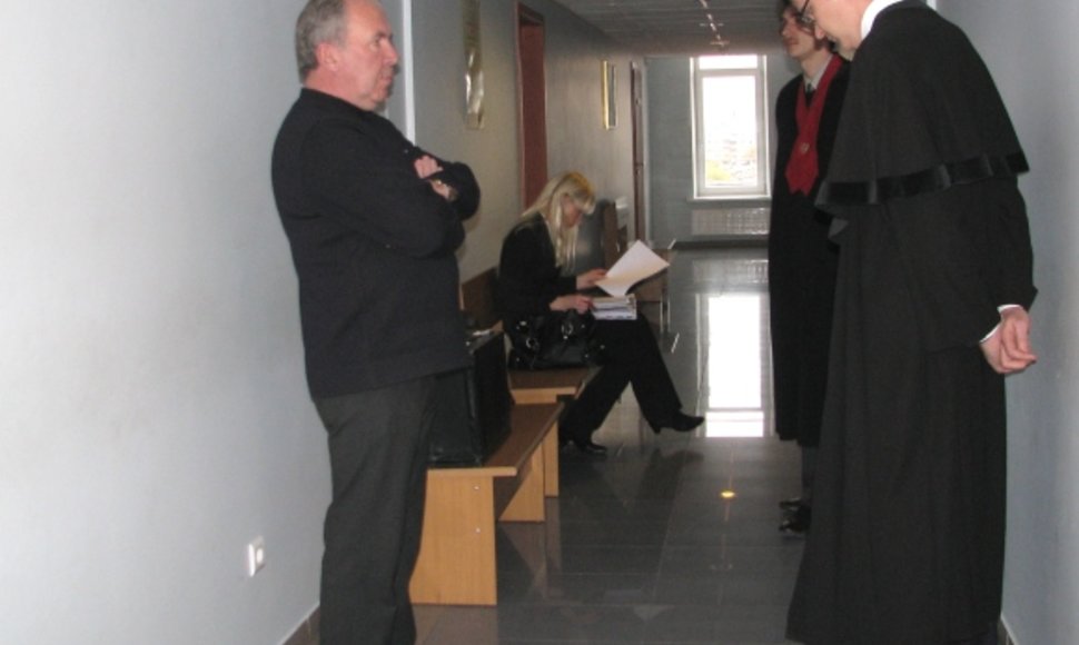 Ketvirtadienį į teismą išklausyti nuosprendžio atvykęs J.Dragūnas (kairėje) sužinojo, kad baudžiamosios bylos narpliojimas bus tęsiamas.