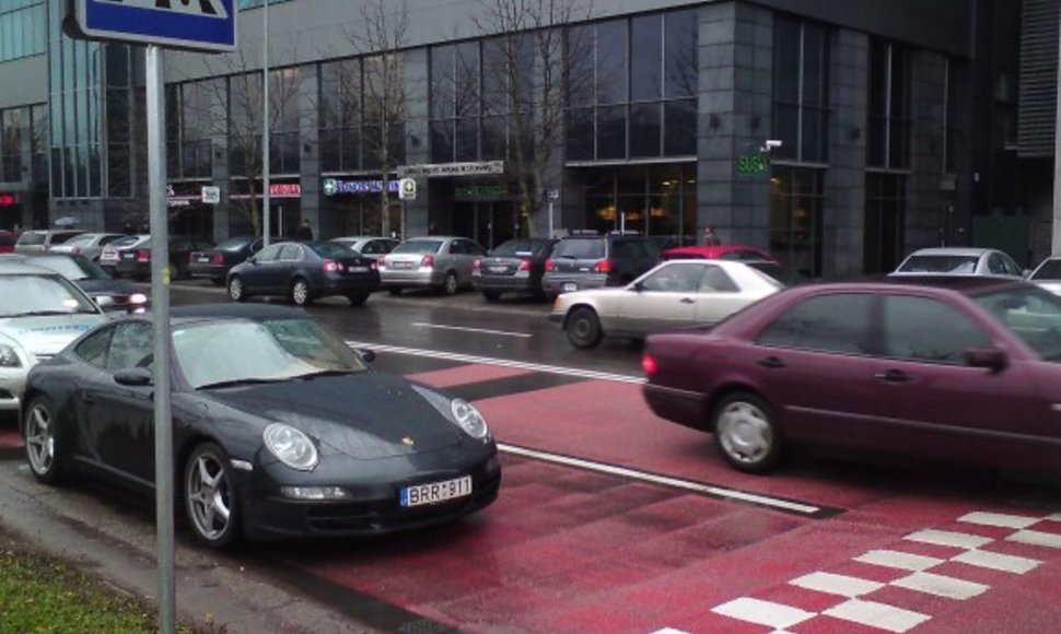 Pažeidėjo 2006 metų laidos kupė „Porsche 911 Carrera 4S“. 