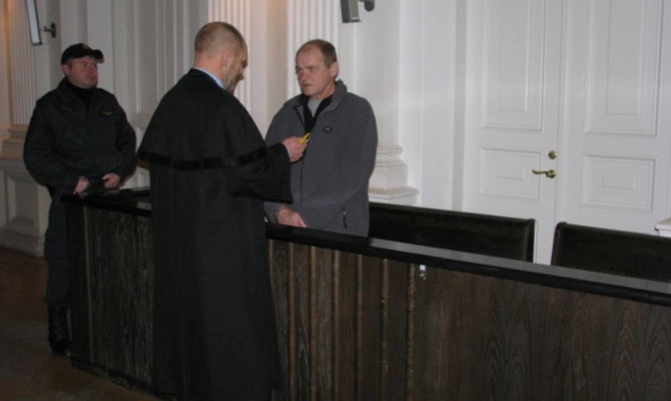 Kaltinamasis M.Belkevičius su advokatu.