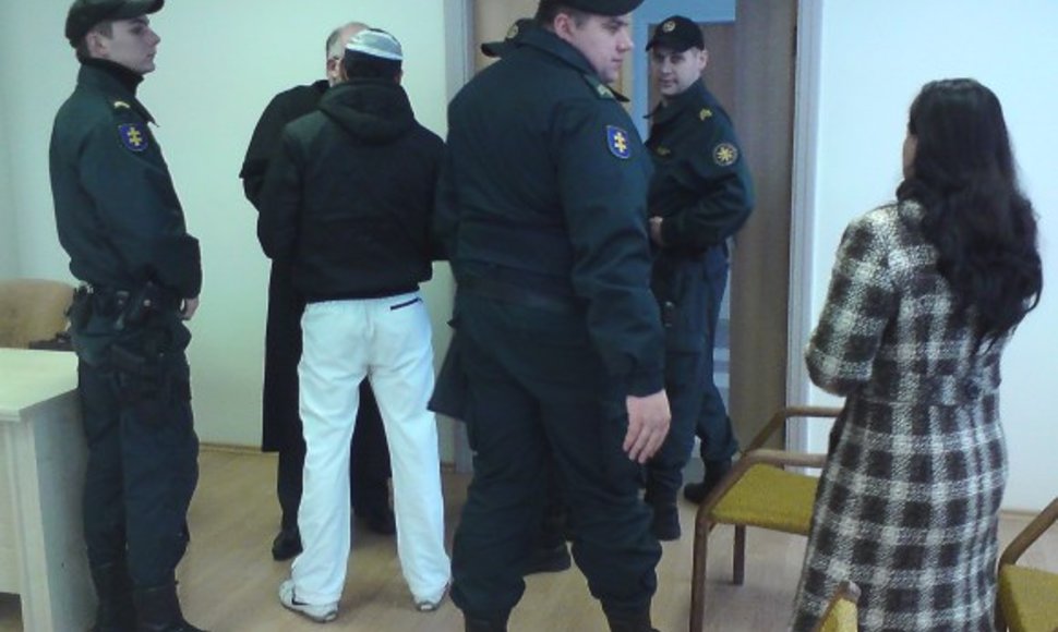 Nikolajų (bendrauja su advokatu) teisme saugojo 4 konvojaus pareigūnai, jo palaikyti atvyko ir sesuo Rūta.