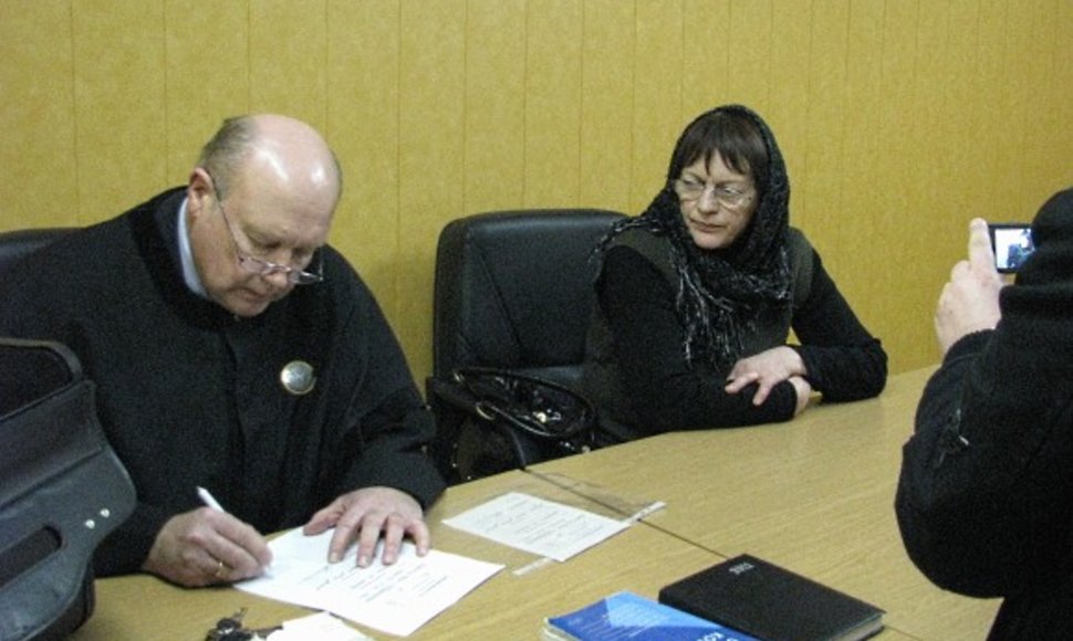 Našlė J.Šuminskienė su advokatu teisme.
