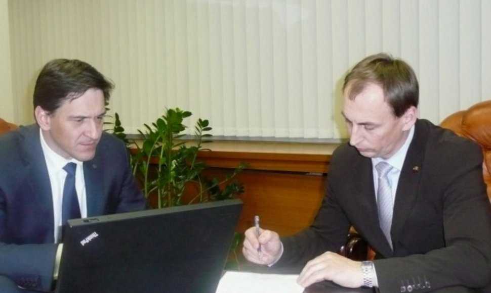 Ūkio ministerijos vadovas D.Kreivys ir Viešųjų pirkimų tarnybos direktorius Ž.Plytnikas (dešinėje).