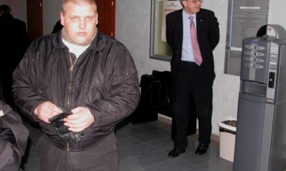Pirmadienį V.Keršis (kairėje), tapęs kaltinamuoju, teisme susitiko su prokuroru J.Lauciumi, kuris pripažintas nukentėjusiuoju. 