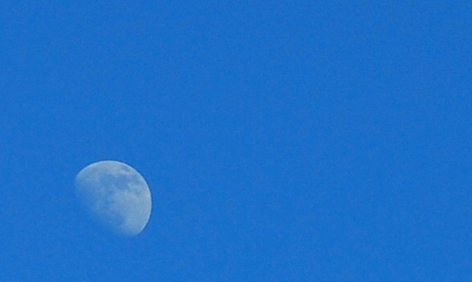 Dienos metu antradienį vilniečiai aiškiai matė Mėnulį.
