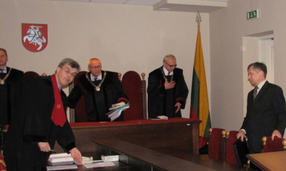 Teisėjų kolegija, prokuroras ir kaltinamasis R.Savickas (dešinėje) teisme.