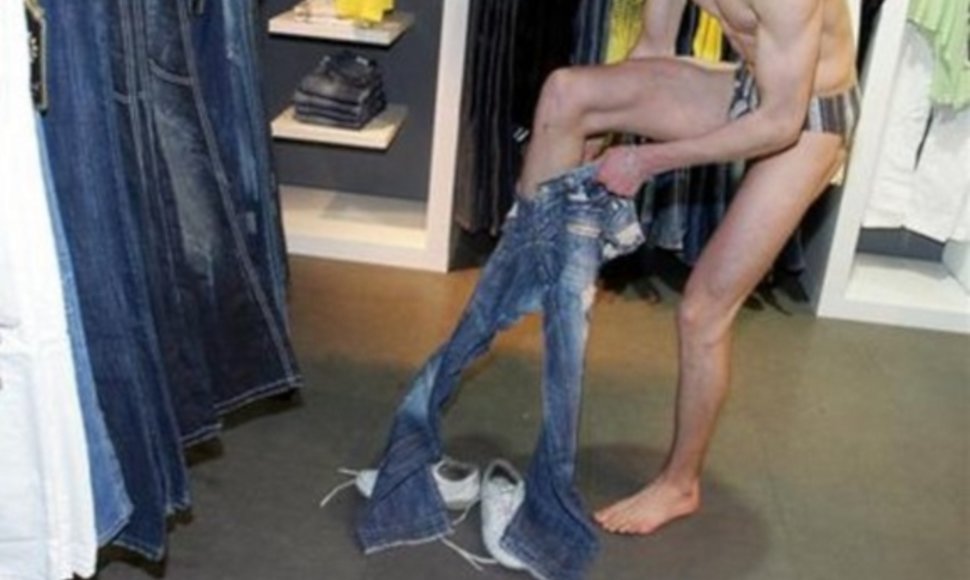 Asociatyvinė iliustracija: vaikinas maunasi džinsus.