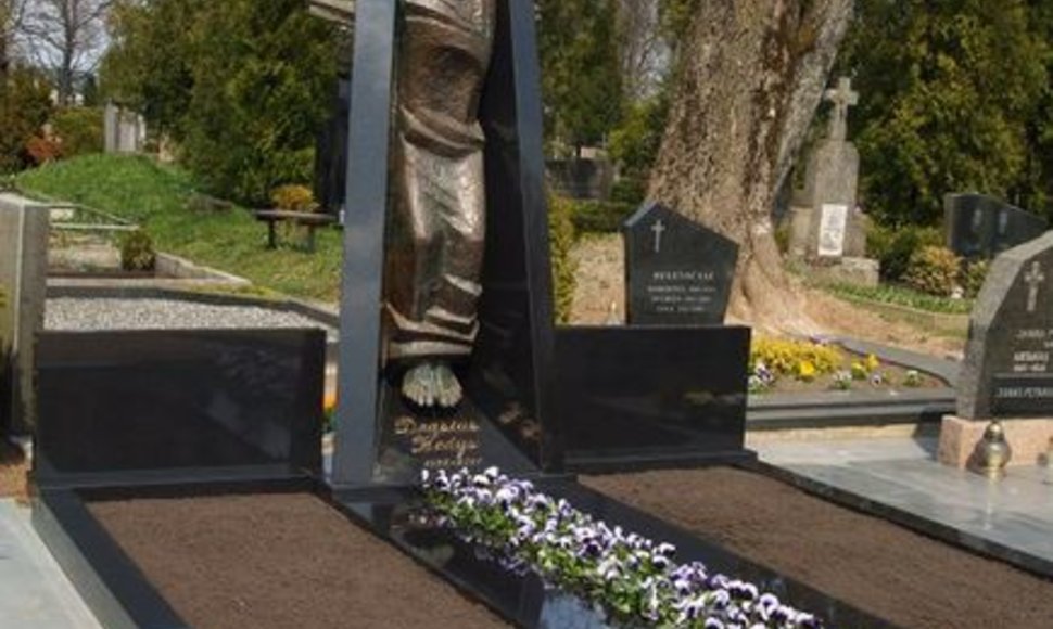 Drąsiaus Kedžio kapas Jonučių kapinėse