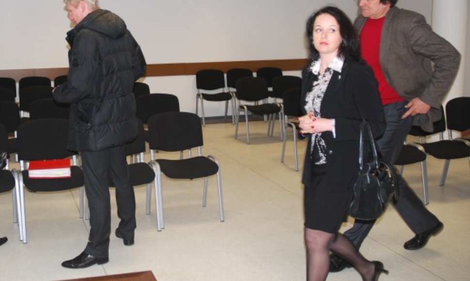 Administracines bylas nagrinėjančiai teisėjai E.Puzinskaitei šioje baudžiamojoje byloje teko susitikti su buvusiu vyru E.Smalakiu (kairėje).