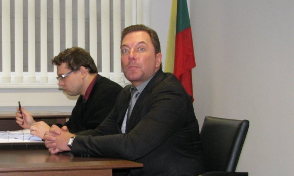 Marius Gelažnikas su advokatu teisme