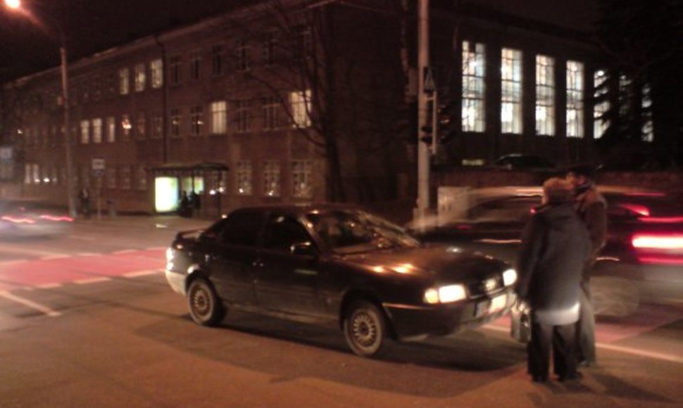 Moteris partrenkta J.Jasinskio gatvės pėsčiųjų perėjoje, kur asfaltas, siekiant patraukti vairuotojų dėmesį, nudažytas raudonai