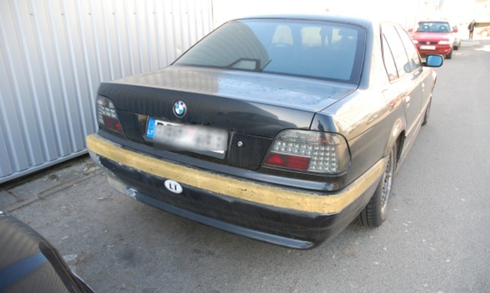 7-osios serijos BMW be mašinos statymo jutiklių juostos buferyje.