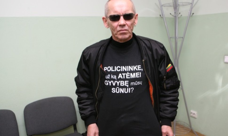 53 metų klaipėdietis V.Lučiūnas šiandien vėl turi progą užsivilkti juodus marškinėlius su užrašu „Policininke, už ką atėmei gyvybę mūsų sūnui?” 