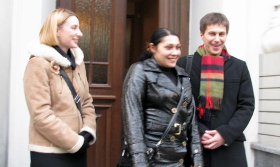 Teismo sprendimu čigonė Saicha (viduryje) džiaugėsi kartu su jai talkinusiai žmogaus teisių gynėjais – J.Samuolyte bei T.Leončiku.