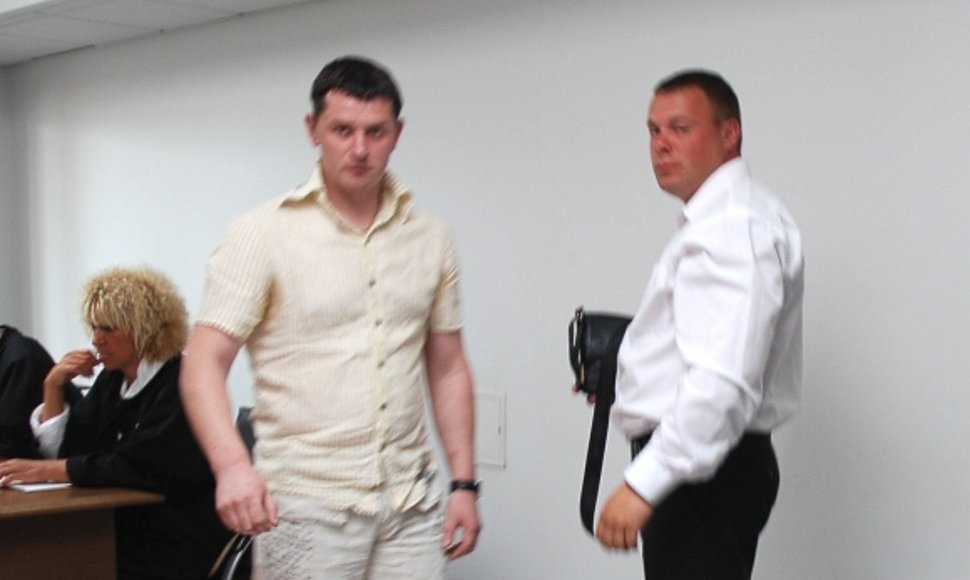 Prieš teismą stoję buvęs pareigūnas Darjušas Aliukonis (kairėje) ir jo draugas Arturas Tomaševskis. 