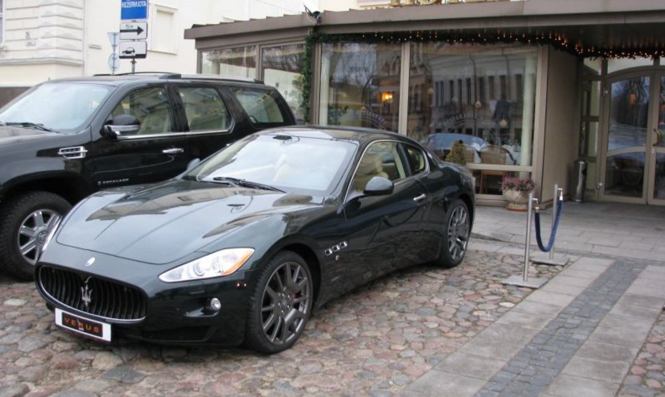 Matyti mašinas su reklaminėmis lentelėmis įprasta autosalonuose arba parodose, tačiau tokį „Maserati“ galima išvysti ir gatvėse.