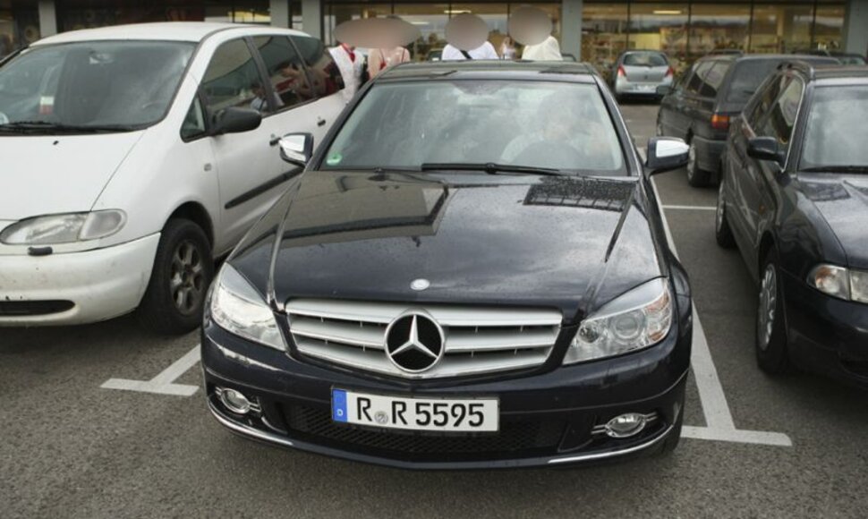 &Scaron;io mersedeso savininkui nepatiko, kad &bdquo;Ford Galaxy&ldquo; vairuotojas sustojo arti dar plačiai atidarė dureles.