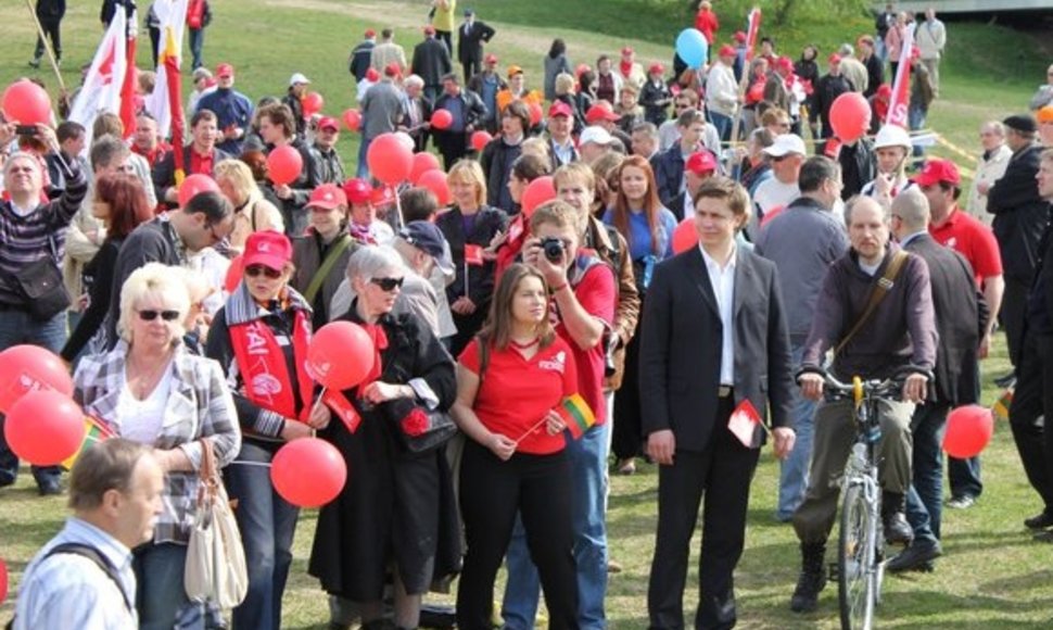 Lietuvos socialdemokratinio jaunimo sąjungos nariai gegužės 1-osios dienos eitynėse sostinėje.