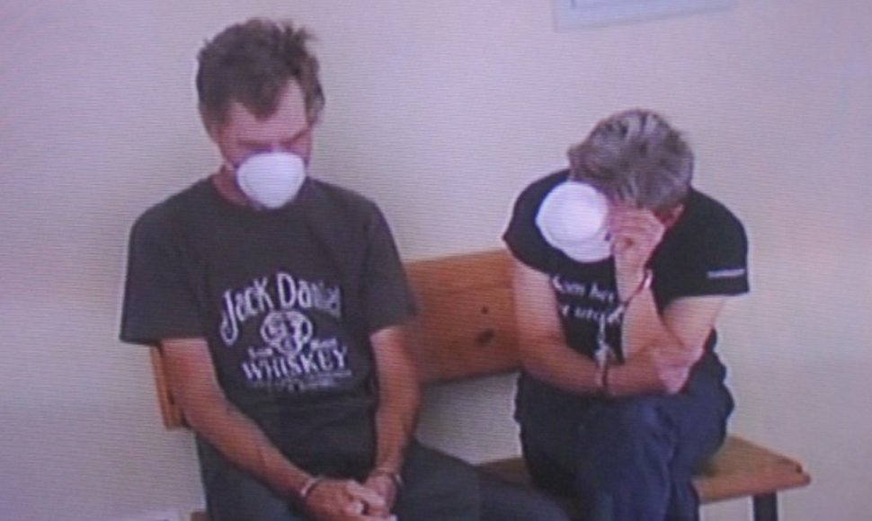 Išklausyti nuosprendžio R.Remetienė (dešinėje) ir jos draugas S.Dumša atvyko su respiratoriais, nes serga kvėpavimo takų infekcija.