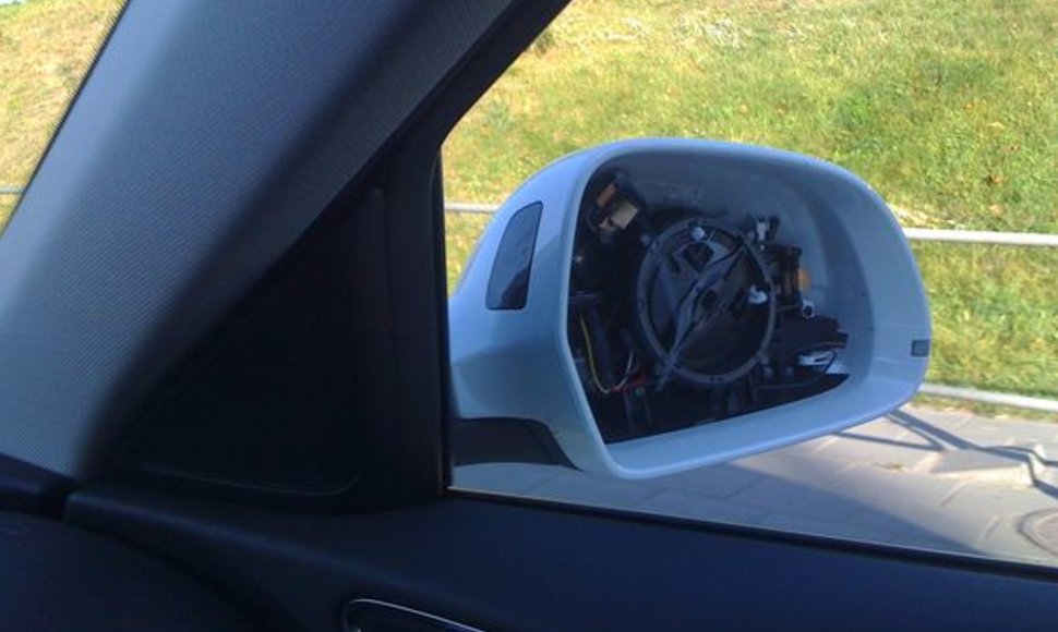 „Audi Q3“ liko be veidrodėlių stikliukų.