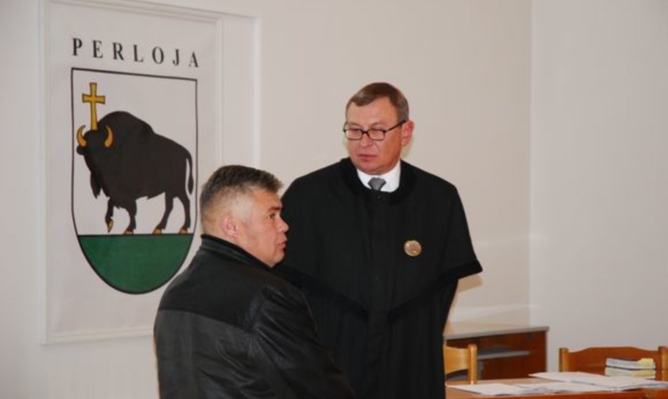 S.Šostakas su savuoju advokatu Varėnos teisme