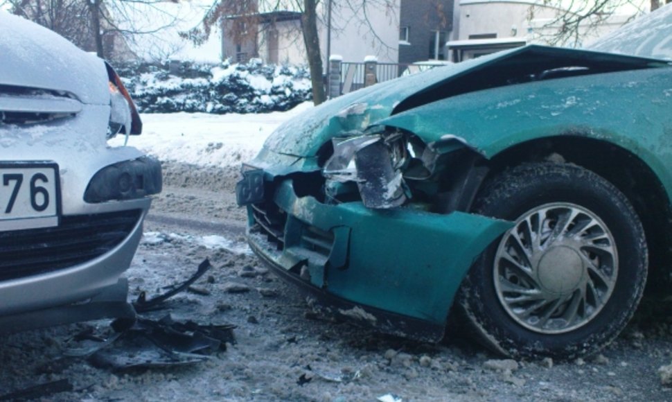 Vairuotojai per avariją nesusižalojo, bet abu automobilius teks remontuoti.