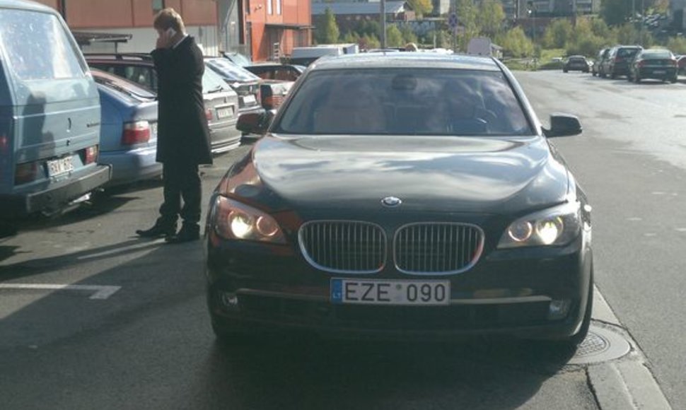 Į pirmąjį teismo posėdį atvykęs M.Jovaiša pats nevairavo savojo limuzino BMW. Milijonierius pasinaudojo vairuotojo paslaugomis.