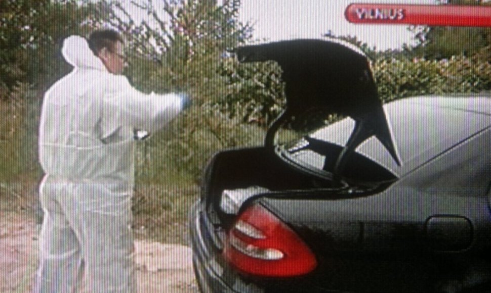 Po gaudynių Vilniaus pakraštyje automobilį „Mercedes Benz E270 CDI“, kurį vairavo M.Matukas, pirmiausia apžiūrėjo ekspertai.  