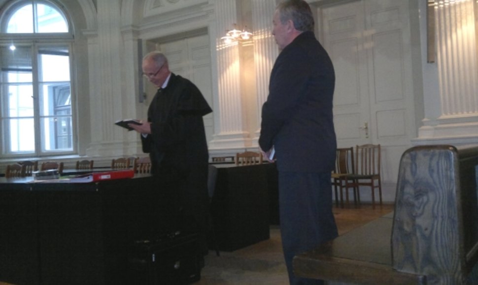 Jonas Dragūnas (dešinėje) su advokatu Adomu Liutvinsku teisme.