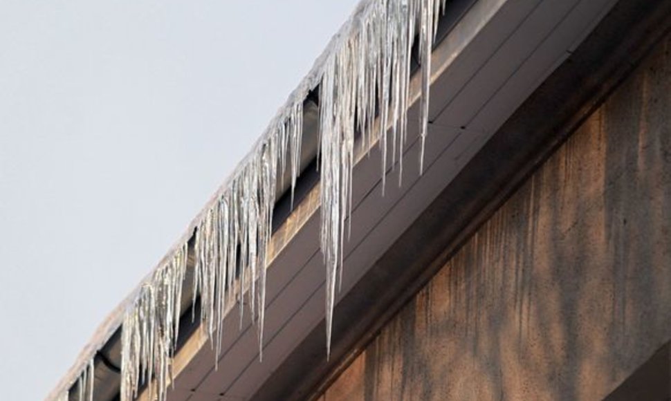 Sostinėje susirūpinta ant stogų atbrailų kabančiais lediniais varvekliais.