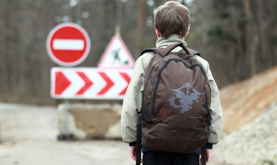Valų kaimo vaikai į mokyklą pėsčiomis vaikšto 9 kilometrus