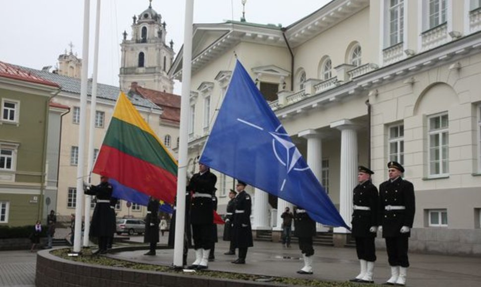 Lietuvos, Europos Sąjungos ir NATO vėliavų pakėlimas S.Daukanto aikštėje, minint Lietuvos įsijungimo į Šiaurės Atlanto Sutarties Organizaciją (NATO) 5-ąsias metines